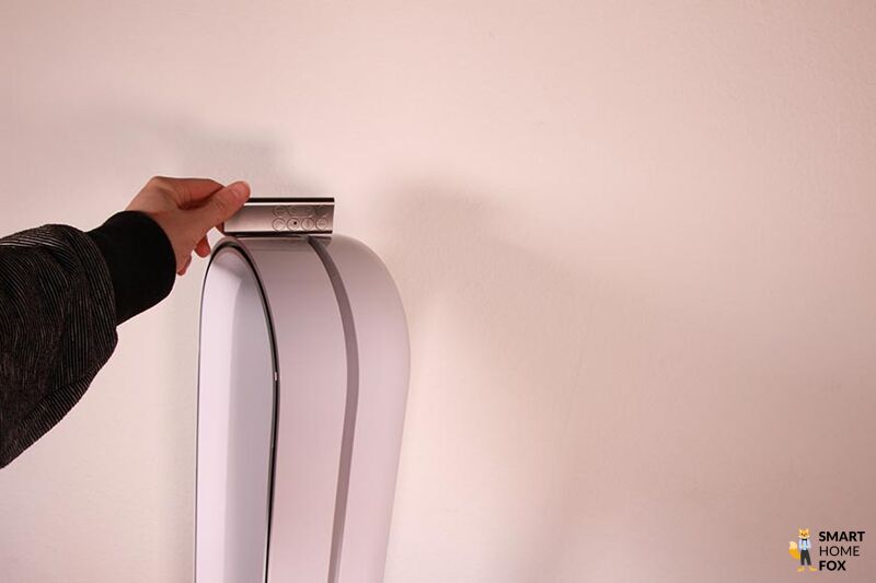 Die Fernbedienung des Dyson Purifier Cool Autoreact TP7A ist magnetisch am oberen Ende des Turmes vom Luftreiniger befestigt